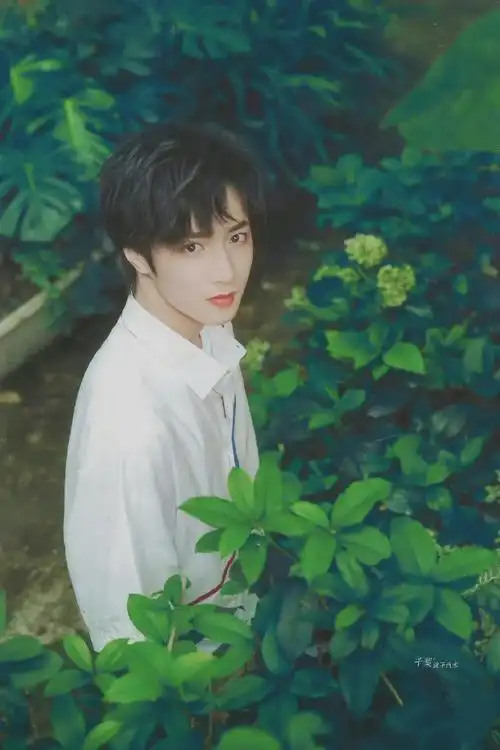 刘耀文拼色衬衫随拍##刘耀文 十七炽发利刃开秋霜##刘耀文 唱跳app