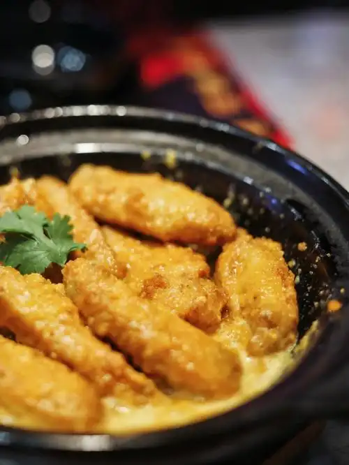 裹满了翻沙咸蛋黄的酥炸鸡翅一口满足