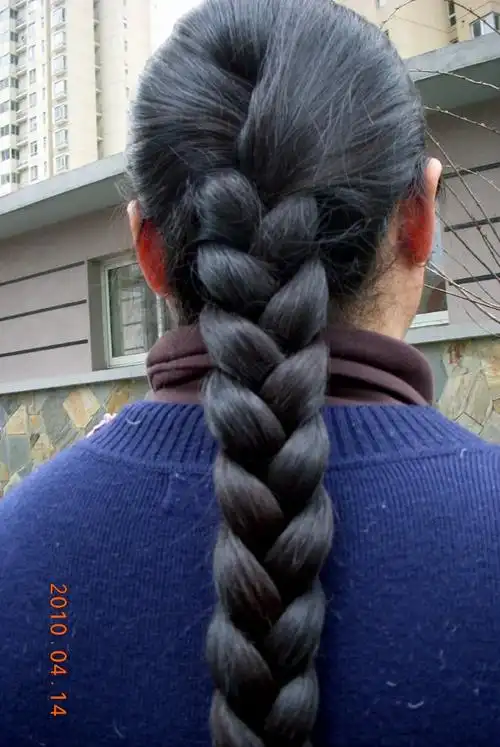 在高档小区里剪下h女士的丰厚麻花辫4