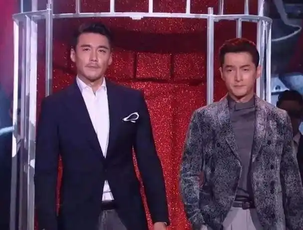 胡兵和胡歌一起合影,胡歌身高185都显矮了,他们都是黄金单身汉