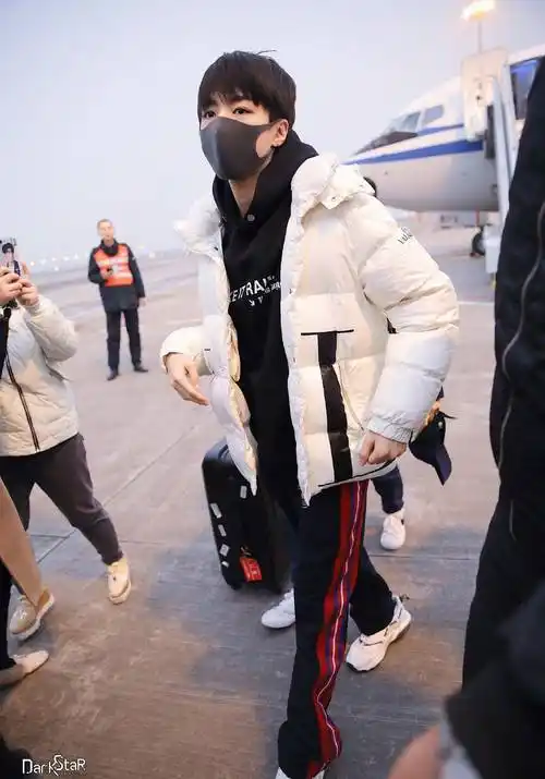 粉丝根据一个细节猜是小凯_城市生活_王俊凯_行李箱