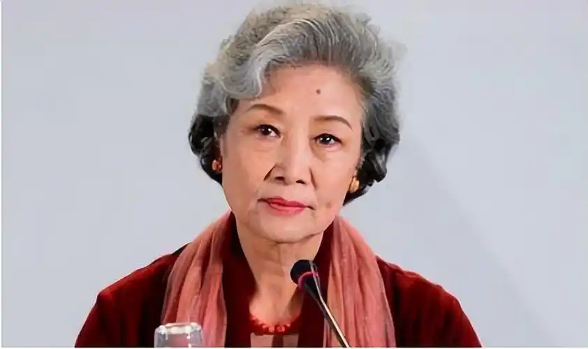 演员吕中:23岁嫁同学,今儿子儿媳是她的骄傲,女儿是国人的骄傲