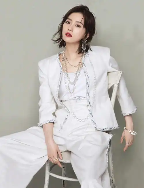 刘诗诗# 《时尚cosmo》4月刊封面