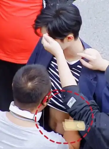 肖战拍戏被造型师揩油手伸进衣服里面漏出肚子最后才