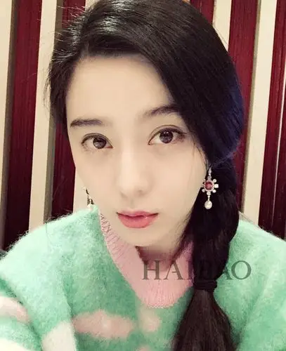 范冰冰私照   夏天想要清爽又减龄的发型,非麻花辫莫属,一根辫,两根