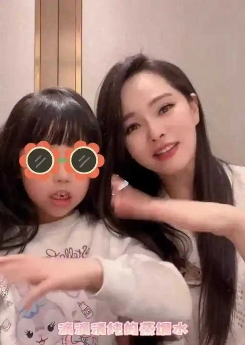 42岁知名主持人朱赤丹曾患脑垂体瘤,术后长期服药,影响分娩.