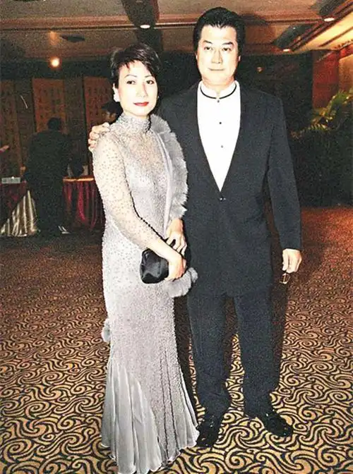 邓光荣妻子生日众星云集干女儿郑欣宜嘟嘴献吻唐鹤德罕见露面