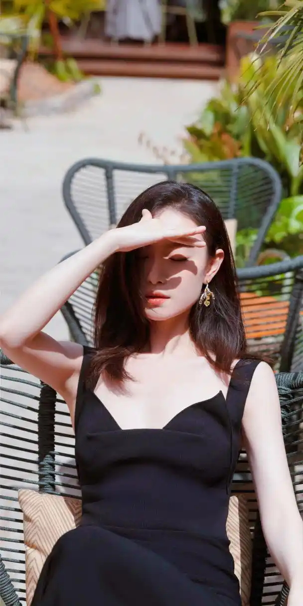 倪妮黑色吊带鱼尾礼服壁纸组图