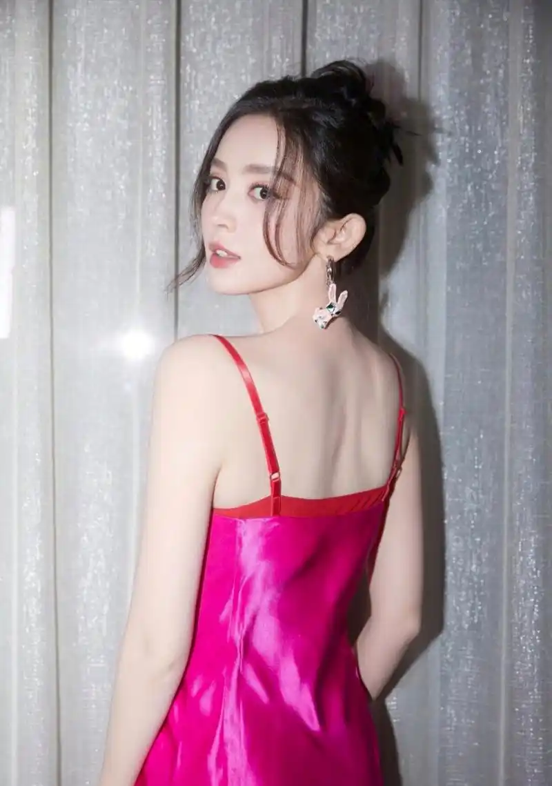 古力娜扎吊带裙穿搭美照[微笑]