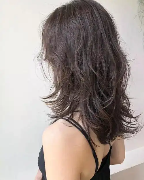 今年非常流行高层次的碎剪中长发超级好看又时髦
