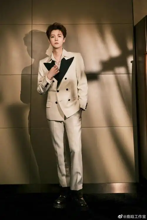 鹿晗白色西装光影大片,帅气侧颜氛围感十足