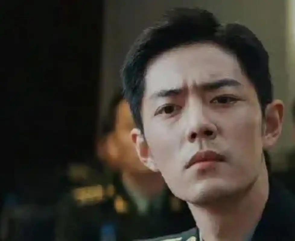 有网友说肖战这个镜头撞脸霍建华,你们觉得像吗?