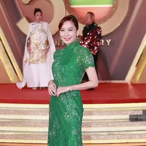 邝美云旗袍风格的设计,让女孩们的魅力更具吸引力_腾讯新闻