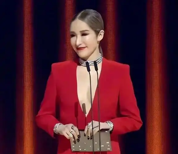 萧亚轩久违露面!