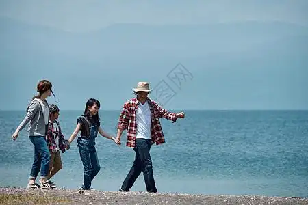 康乃馨4支一家四口湖边旅行散步背景