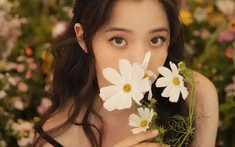 欧阳娜娜森系卷发性感图片桌面壁纸