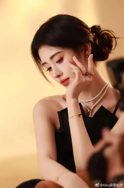 社生图#jjy#鞠婧祎千香引#jjy#鞠婧祎姜黎非#    "她被蓝海的爱包围着