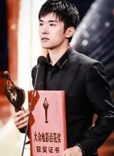 看了易烊千玺在外网爆火的视频我才明白他的成功绝非偶然