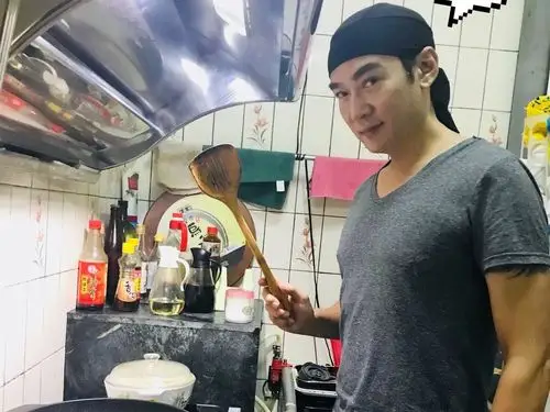 50岁的焦恩俊皮肤黝黑皱纹明显,胡子也变白了