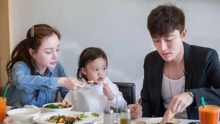 贾乃亮与短发女孩同回住所,疑似新恋情曝光,李小璐终究是路人_关系