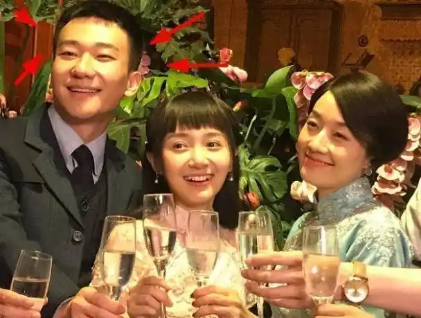 马伊琍晒照,靠在男生肩膀吃蛋糕不避嫌,小18岁绯闻男友也在场_高伟光