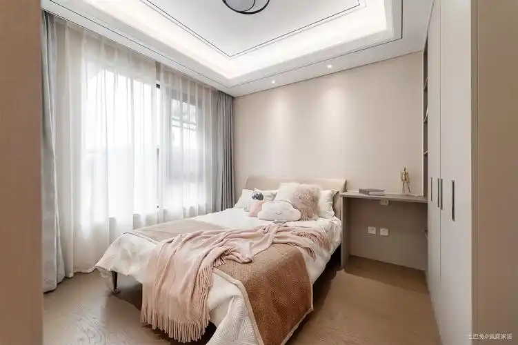 轻奢风卧室装修效果图2-提高生活品质打造通透明亮的轻奢三居-128平