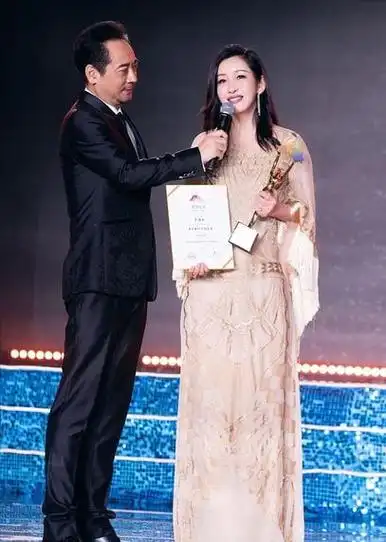 回顾秦海璐给单眼皮上千万保险产下巨婴症儿子险哭瞎双眼