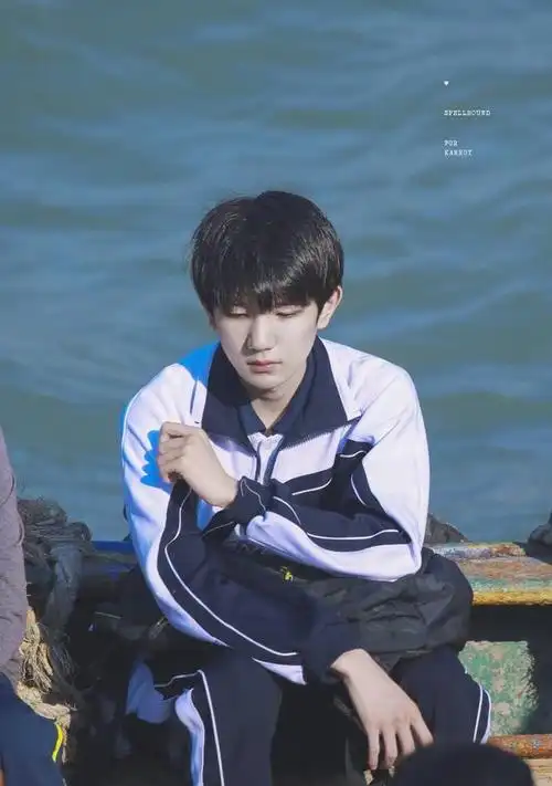 考古王源穿校服合集,想起那句"是心动呀糟糕眼神躲不掉"!