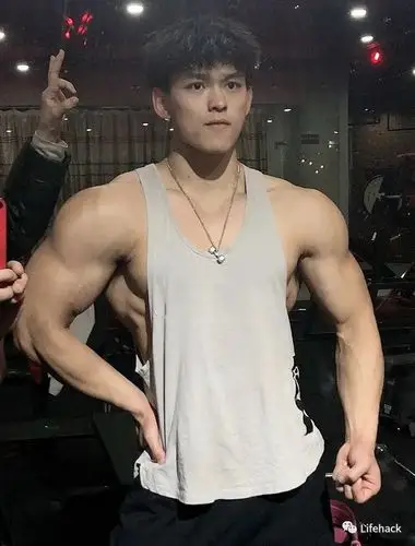 来看看小哥哥的形体展示公狗腰,d杯胸,倒三角,猛男腿每个肌肉块块都