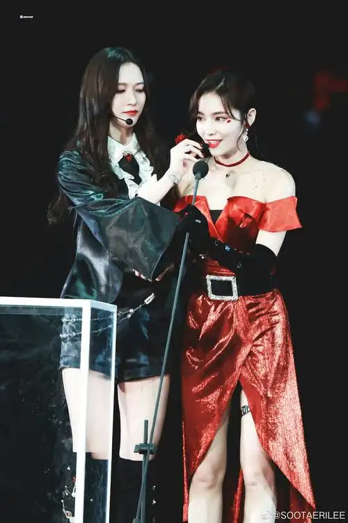 认识许佳琪的吴哲晗,也爱笑了,每每见到许佳琪的时候,都是笑着的"