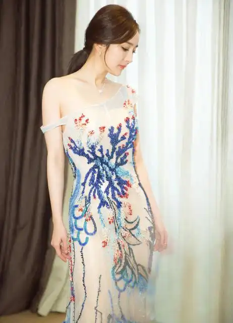 杨幂肩带脱落,手捂胸口防走光,这就尴尬惹