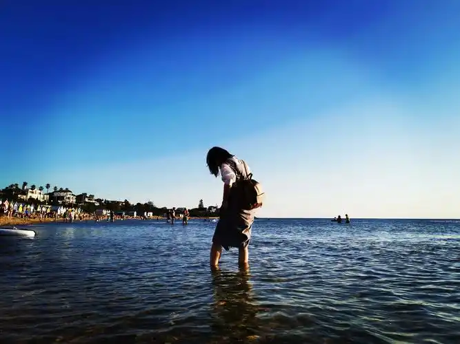 海边玩水的小姐姐