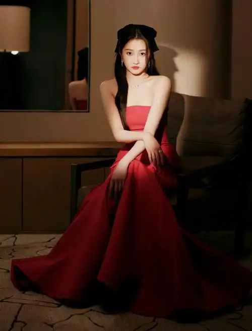 关晓彤北影节红色鱼尾裙##关晓彤北影节红毯妆造