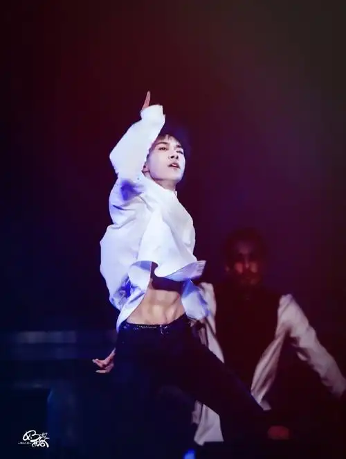 易烊千玺体重#这颜值这身材实在逆天,沉醉在大佬的八块腹肌中无法