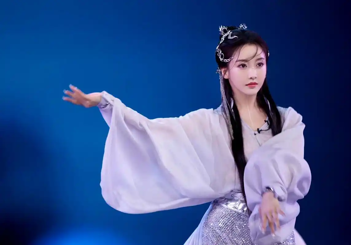 姜贞羽新舞台演嫦娥,好美啊