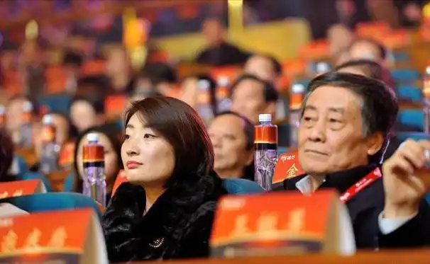 王力宏:内地第一个广告娃哈哈,代言20年不涨价,对宗老知恩图报_宗庆后