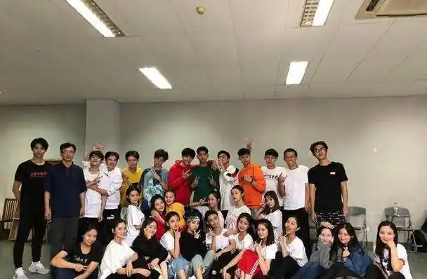 中戏大一新生集体合影,易烊千玺胡先煦比剪刀手,李兰迪笑容甜甜_大学