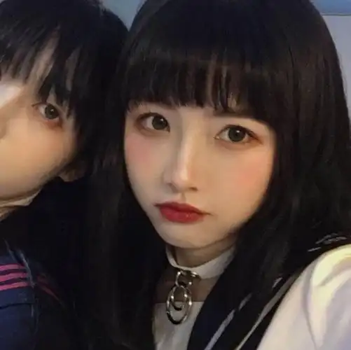 真人闺蜜头像 -崩溃 从来不是一瞬间的 是失望透顶 是不想放弃 却无可