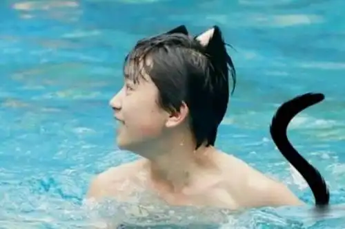 男明星的泳装照易烊千玺可爱艺兴晒腹肌最后一张太有趣