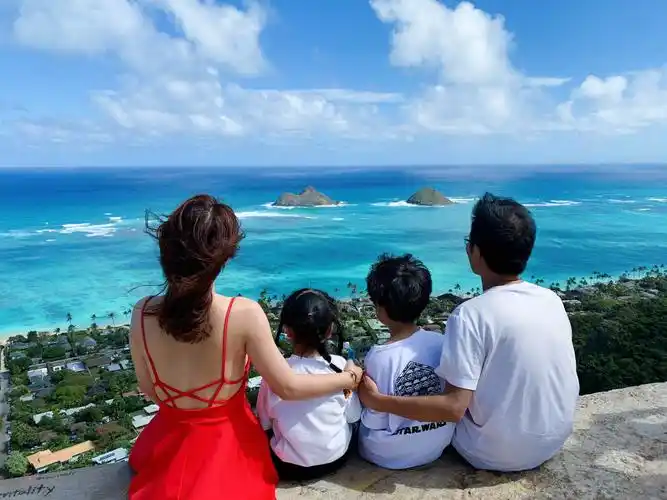 最美的景色也抵不过李梁梓菡一家四口幸福的背影.