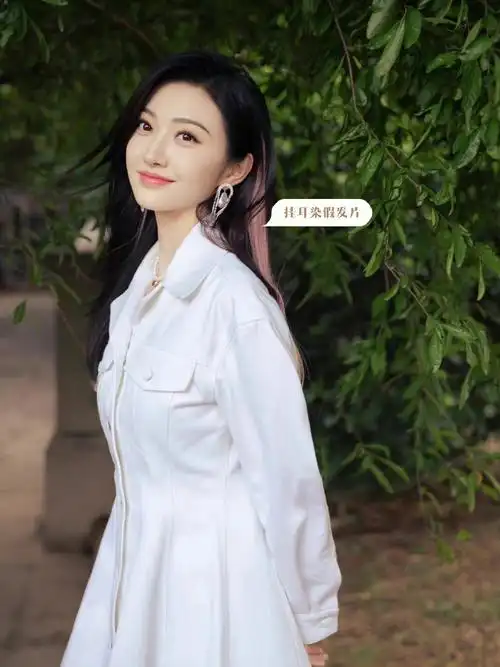 发型推荐景甜中长直发挂耳染造型