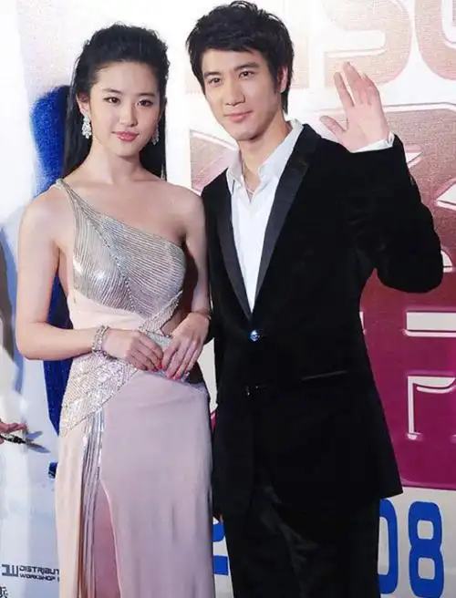 刘亦菲11年前的活动照曝光穿镂空装秀曲线美被指风尘味太浓