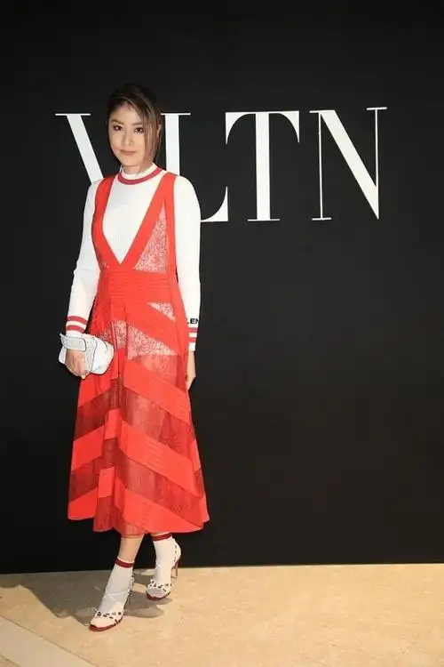 陈慧琳虽然长相挺优雅的但穿的衣服有点俗这么薄的裙子太惹眼