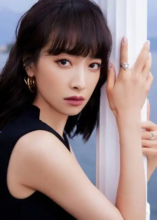 宋茜米兰看秀造型,黑色深v无袖上装搭配红色长裤性感十足,大秀好身材