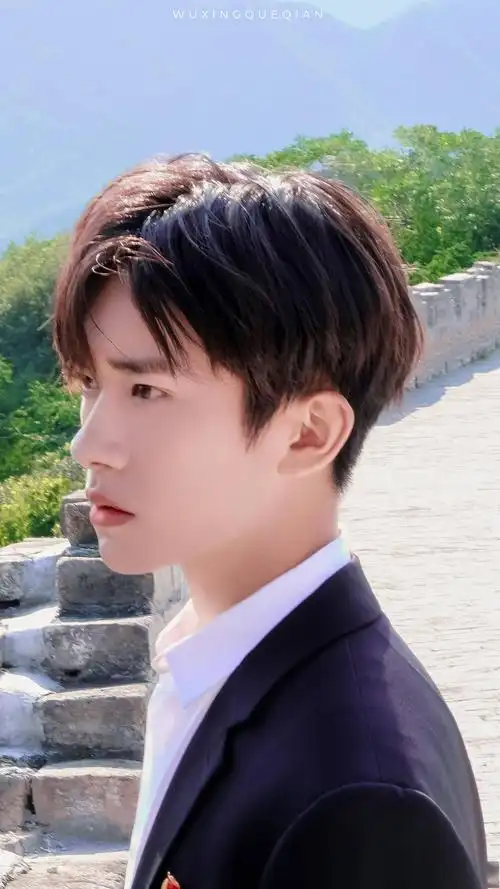 易烊千玺儒雅风格照片 一身正气不失大气