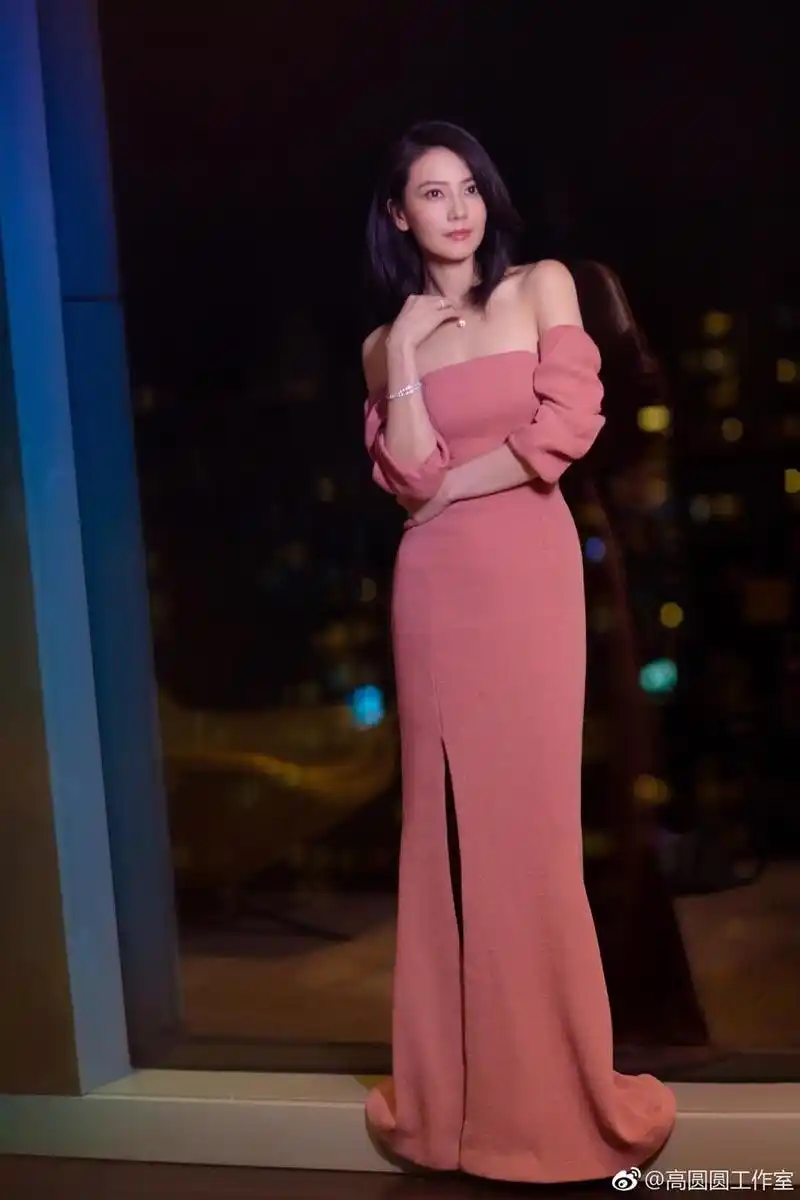 人妻高圆圆低胸裙秀性感香肩 粉红佳人如沐春风