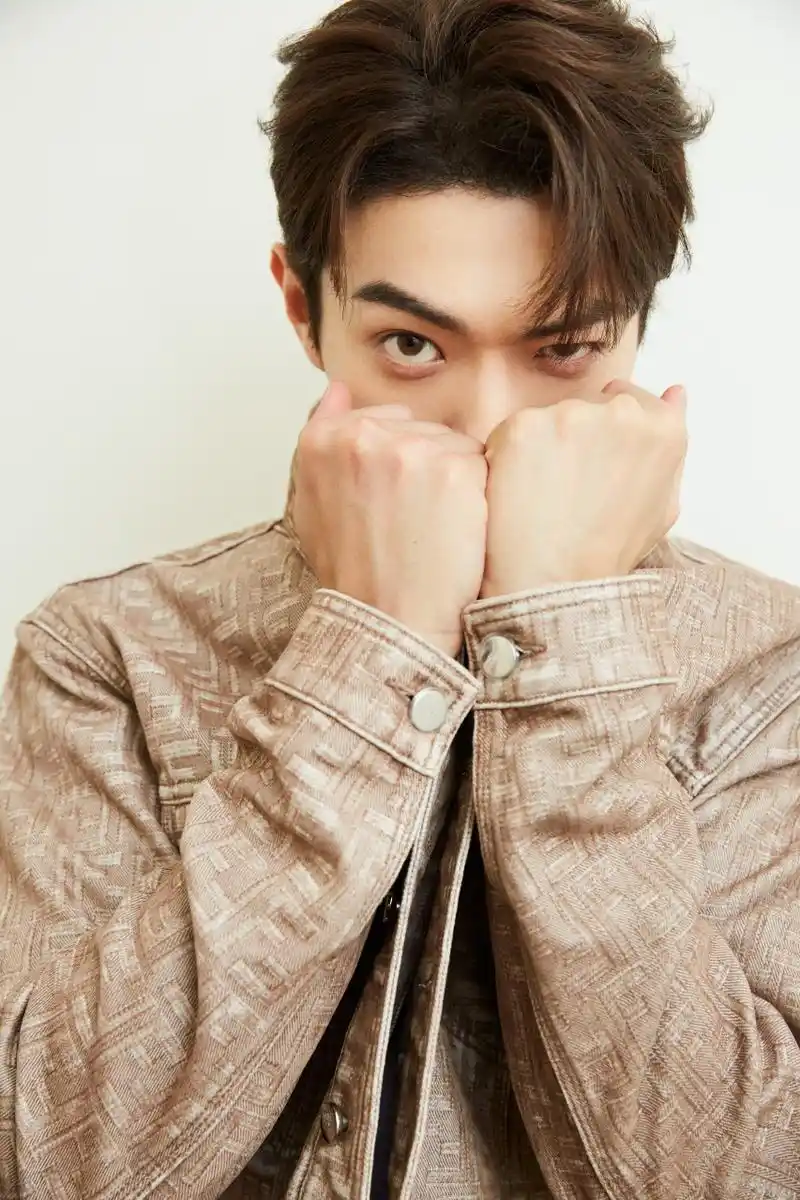 许凯最新营业照:介于清新少年感和成熟男人之间!