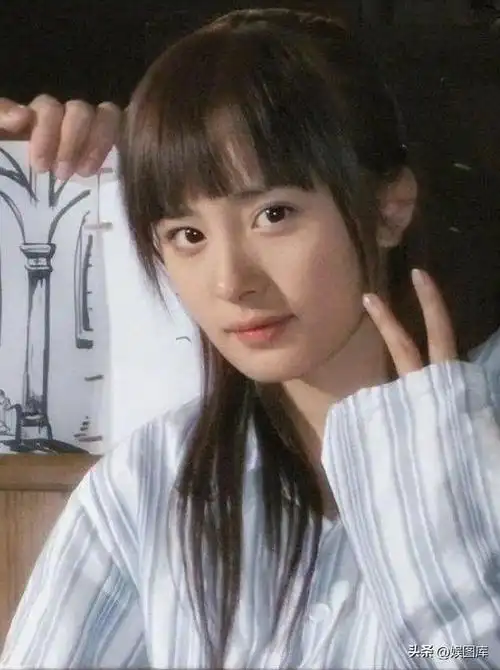 杨幂刚出道时到底有多美?看完齐刘海旧照后,整没整容一目了然