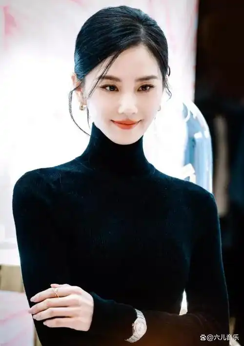 最近刘诗诗现身某活动现场,身着黑色长裙,优雅高贵如黑天鹅一般.