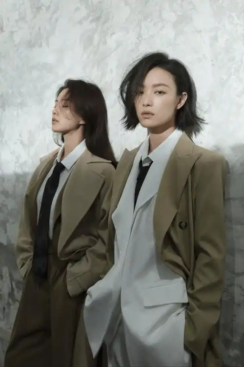 真香:刘诗诗与倪妮《嘉人》封面合体,三次上演"为妮写诗"_时尚_西装